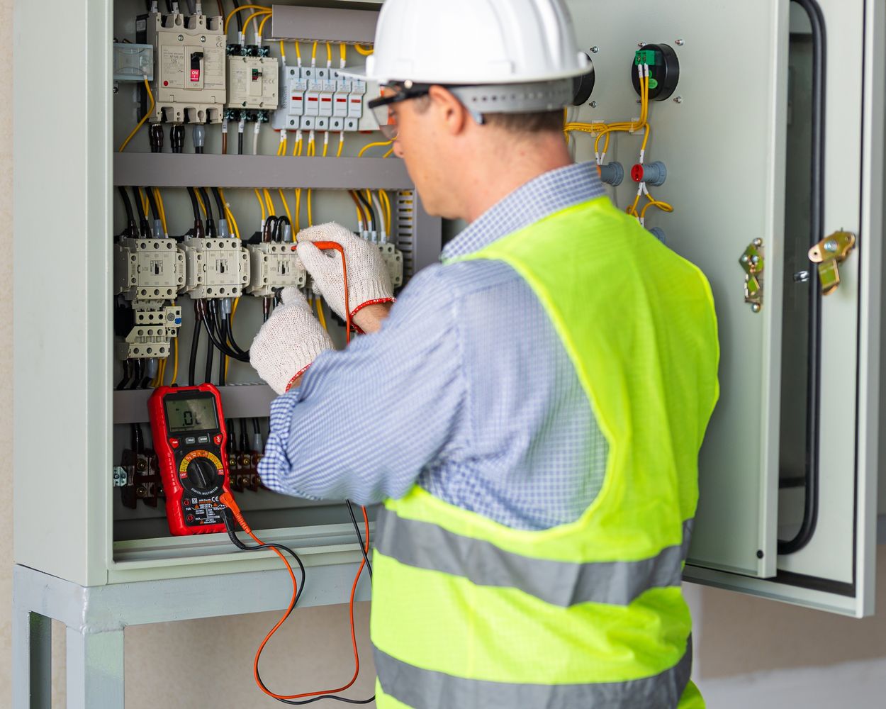Electrician,Engineer,Work,Tester,Measuring,Voltage,And,Current,Of,Power